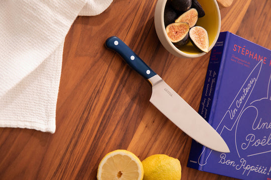 Cuchillo de cocina con mango azul recetario